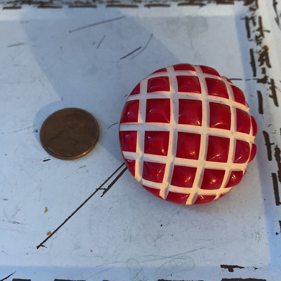 Vintage Round Clip on Earrings Red & White Square Textured Pinup Girl Jewelry - Picture 5 of 5